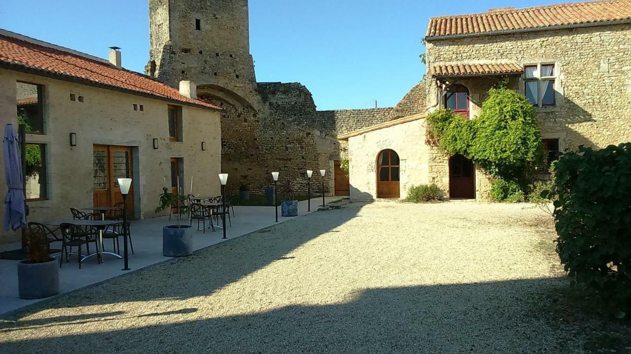 Le Vieux Chateau Airvault Exterior foto